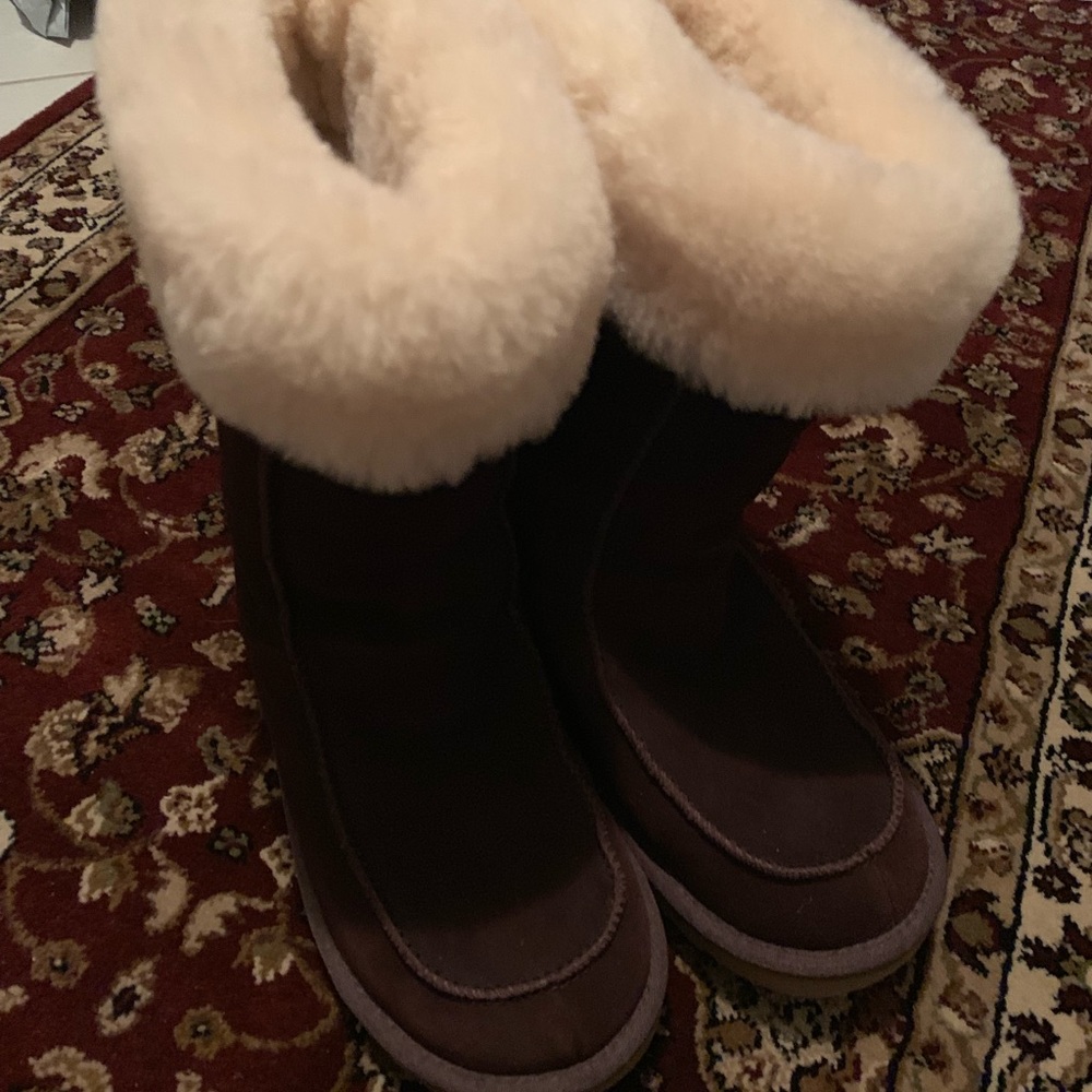 Tall dark brown uggs LIKE NEW.